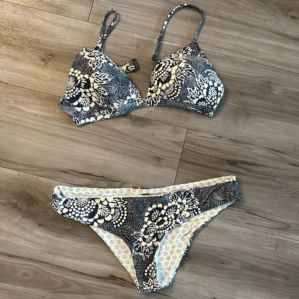 Costal Tides Rip Curl Bikini set TOP: M Reversible BOTTOMS: L
